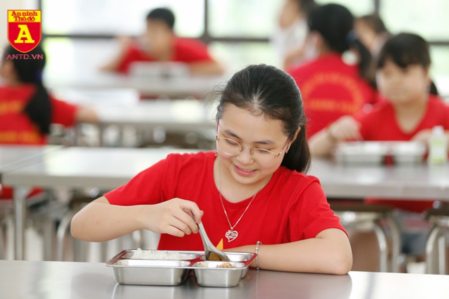 Cận cảnh bữa ăn bán trú của học sinh trong ngày đầu đi học